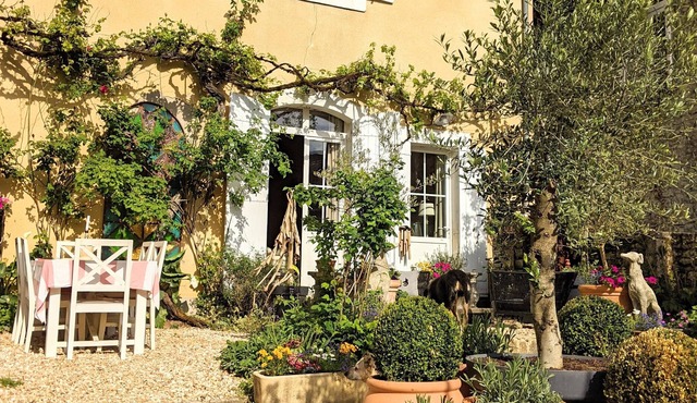 Beautiful property, stunning location, 50 metres from the beach of Limeuil.