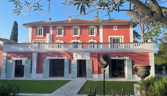 Beautiful property walking distance to beach, swimming pool, park, Toulon Le Pradet