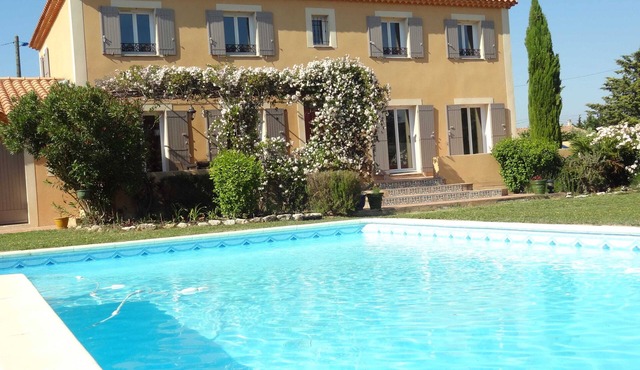 Beautiful Provençal Bastide near Avignon between vineyards and village