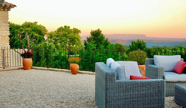 Beautiful Provençal villa with views, pool & air conditioning