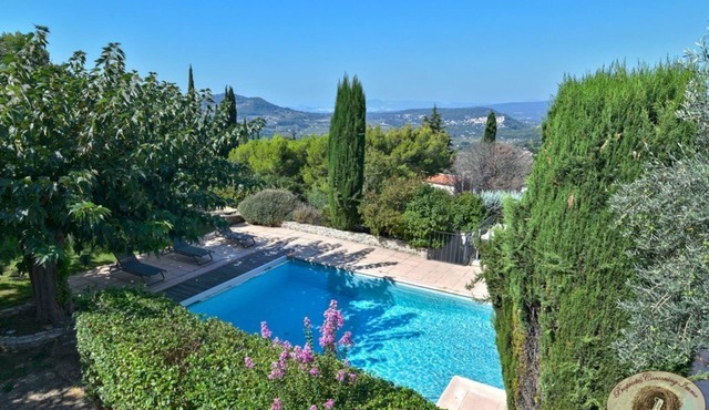 Beautiful Provencal farmhouse with pool and tennis on the heights of Beausset