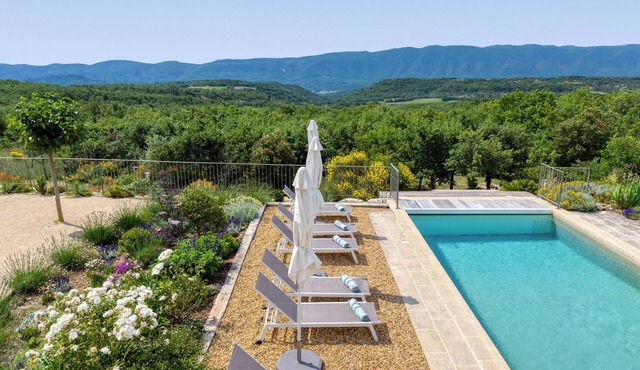 Beautiful Provencal Bastide - panoramic view of the Luberon - heated pool