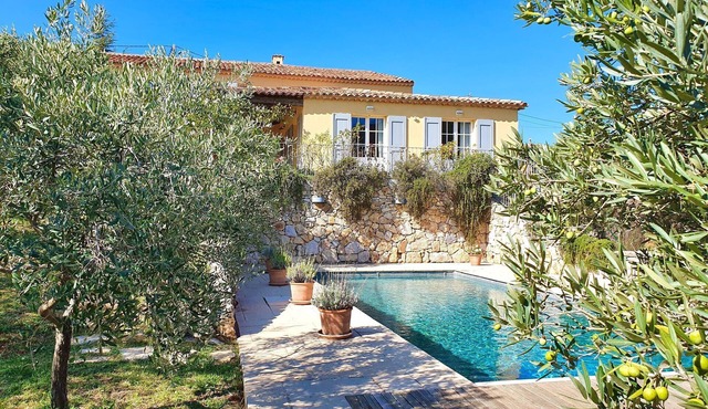 Beautiful Provencal country house in nature