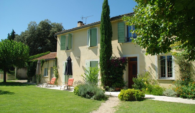 BEAUTIFUL PROVENCAL FARMHOUSE, AIR-CONDITIONED, WITH LARGE, SECURE SWIMMING POOL. IN THE COUNTRYSIDE.