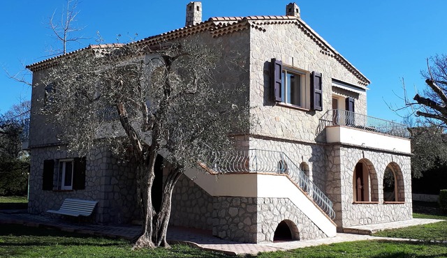Beautiful Provencal Stone Villa with Large Pool and Pool House
