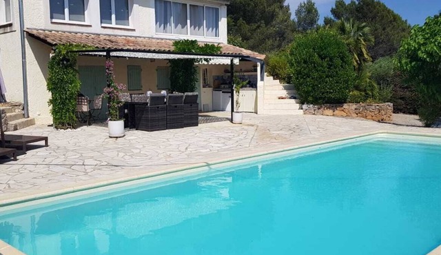 Beautiful provençal villa with full air con and stunning views over olive groves