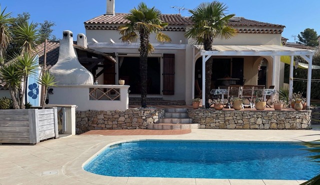 Beautiful Provencal villa, quiet, south-facing, air-conditioned, private pool, beaches 6km