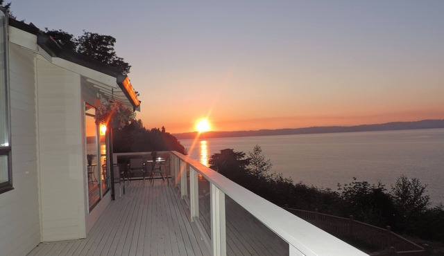 Beautiful Puget Sound Waterfront Vacation Home