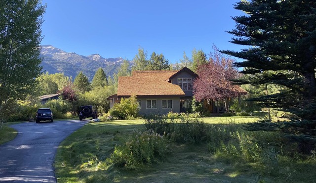 BEAUTIFUL PVT HOME W/MODERN FURNISHING - EXCLUSIVE WEST BANK JACKSON HOLE
