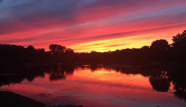 Beautiful, quaint, on the lake escape ~ close to Chicago / Milwaukee ~ Pontoon