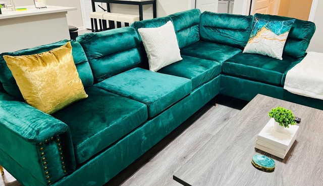 Beautiful Queen Unit- Houston Suburbs