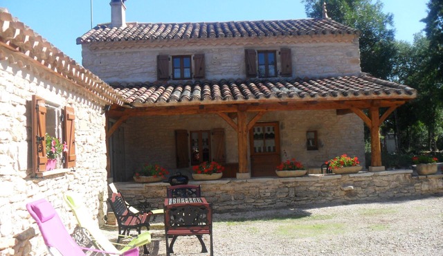 Beautiful Quercy house in the middle of a garden