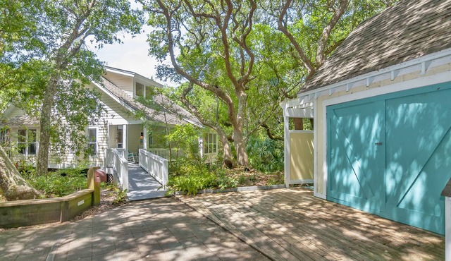 Beautiful quiet home on Bald Head Island - short walk to beach