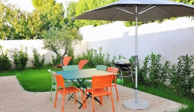 BEAUTIFUL, QUIET APARTMENT WITH SWIMMING POOL, TEN MINUTES' WALK FROM THE TOWN CENTER