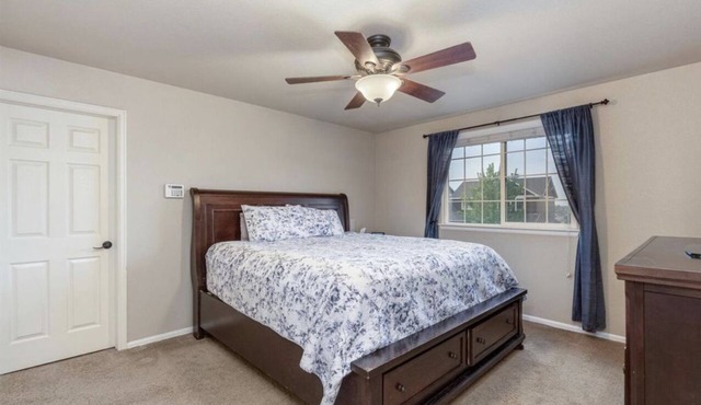 Beautiful quiet bedroom nearby Walmart and hospital
