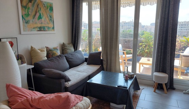 Beautiful, quiet, bright artist's apartment. South-facing terrace, air conditioning.