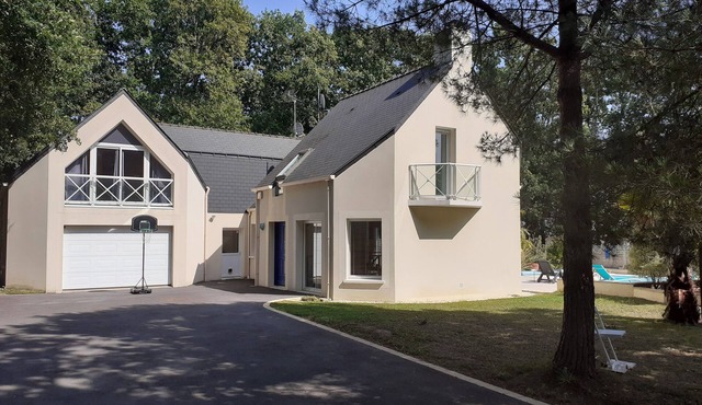 Beautiful, quiet family home with private heated pool (7 adults max)