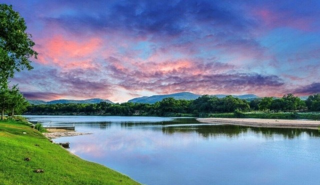 Beautiful Quiet Getaway on Llano River w/Lake LBJ Access
