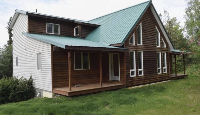 Beautiful quiet home on 2 acres. Many amenities. 2 person Jacuzzi tub!