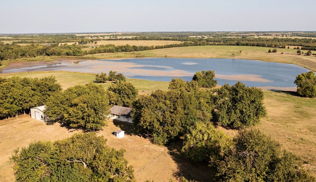Beautiful quiet home with private lake!