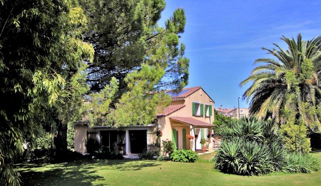 Beautiful quiet house, large garden, swimming pool