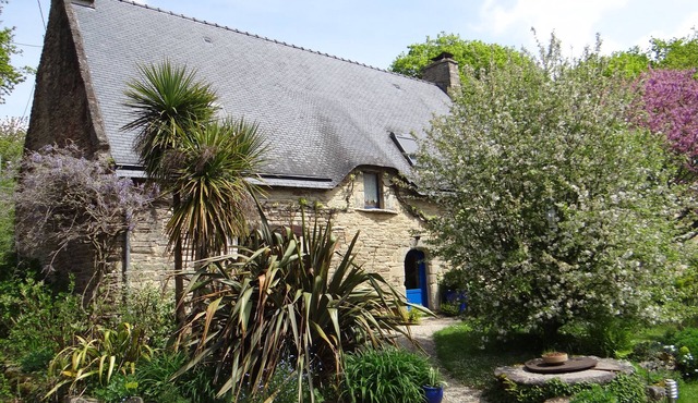 Beautiful quiet longère, near forests and ocean