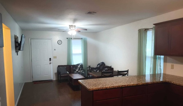 Beautiful-Quiet-Modern-Fast Internet 2br 1ba w/ fenced yard