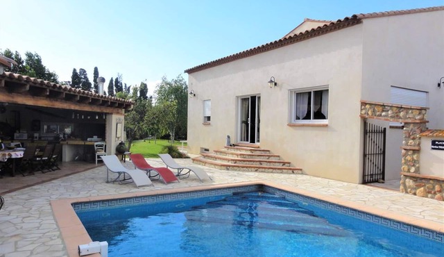 Beautiful quiet residential villa, large summer kitchen and private swimming pool