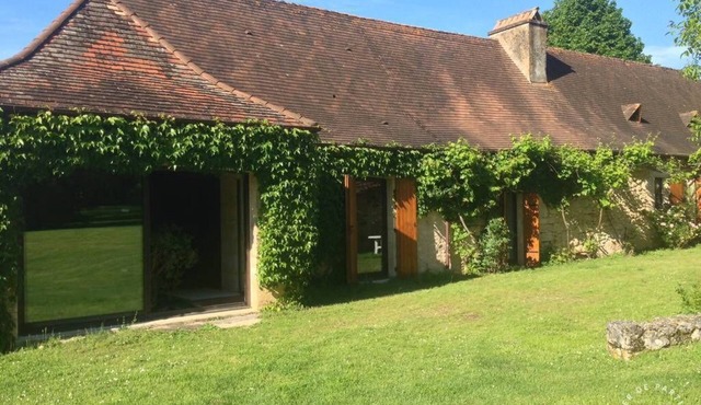 Beautiful, quiet, typical Périgord house (with large wooded grounds)
