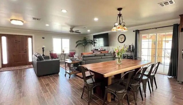 Beautiful quiet luxurious home with an amazing Desert view.