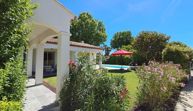 Beautiful quiet villa.garden,swimming pool,jacuzzi,near beaches & tourist sites