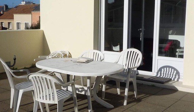 Beautiful renovated T3 apartment with terrace, 200m from beach, WiFi