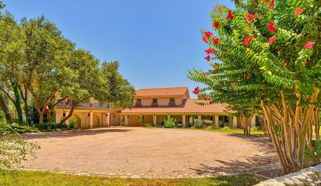 Beautiful ranch home with private pool & lake views
