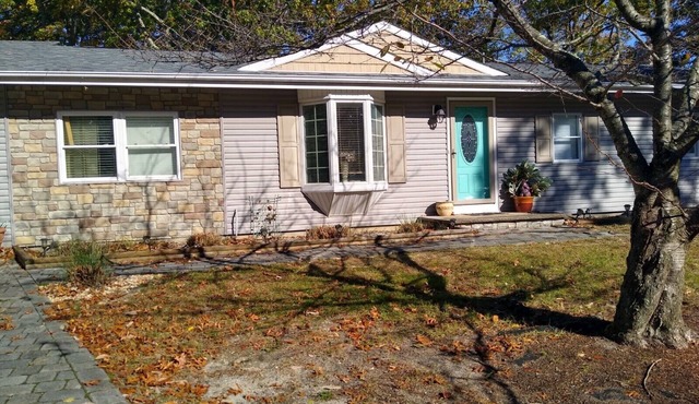 Beautiful Ranch w/3 bedrooms and 3 baths/open concept/big back yard/dog friendly