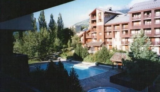 Beautiful renovated apartment of 7 people in residence with summer pool.