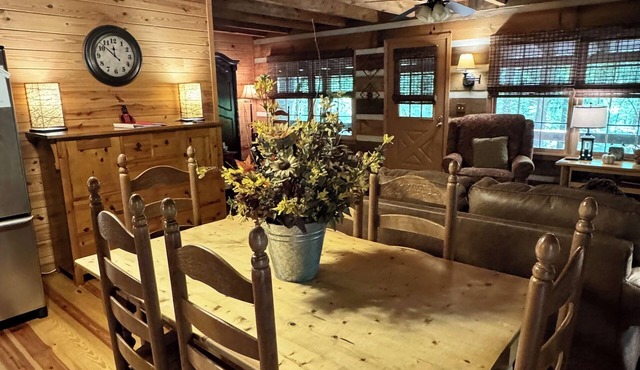 Beautiful Real Log Cabin. Not your average cabin! Hot Tub. Wifi. Fire Pit