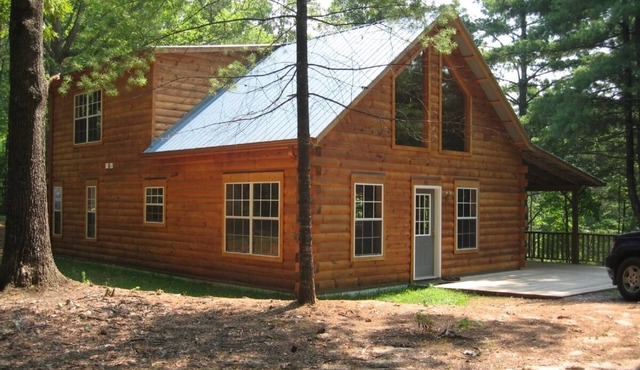 Beautiful real log cabin - hot tub, pool table, great view, WI-FI Internet