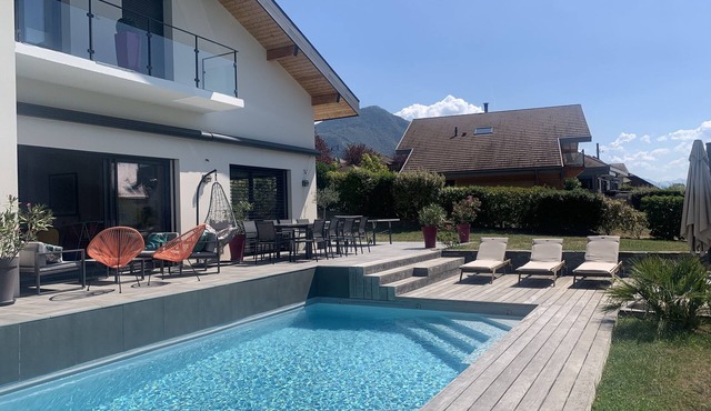 Beautiful recent villa with swimming pool, near the beaches and center of Annecy