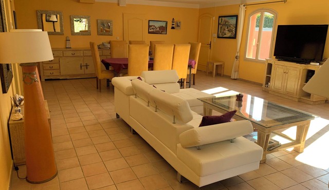 Beautiful recent house with swimming pool surrounded by flowers 1 km from the beach