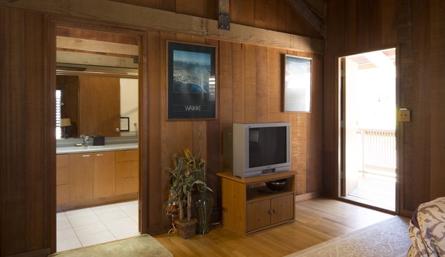 Beautiful redwood master bedroom suite apartment , Quiet, Close to everything