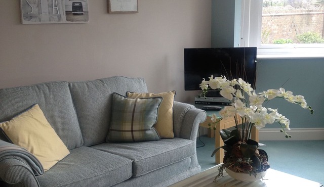 Beautiful refurbished south facing apartment with a stroll across to the beach.