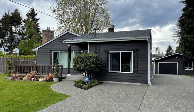 Beautiful, relaxing 3-bedroom house with a private large yard