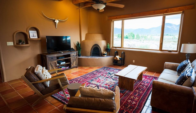 Beautiful Relaxing Home in Taos with Hot tub