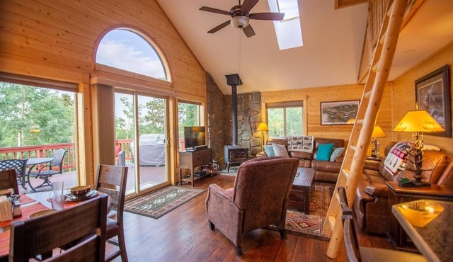Beautiful Relaxing Home in Warm Springs Ranch - Misty Mountain Hideaway