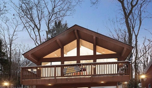 Beautiful Relaxing Chalet Overlooking Gorgeous Lake Harmony!