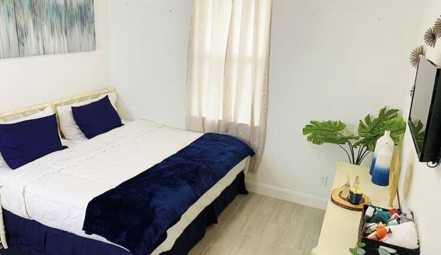 Beautiful & Relaxing Room #2 Lehigh Acres with Private Entrance