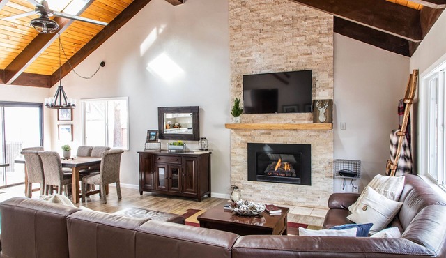 Beautiful Remodeled Cabin w/NEW HOT TUB!