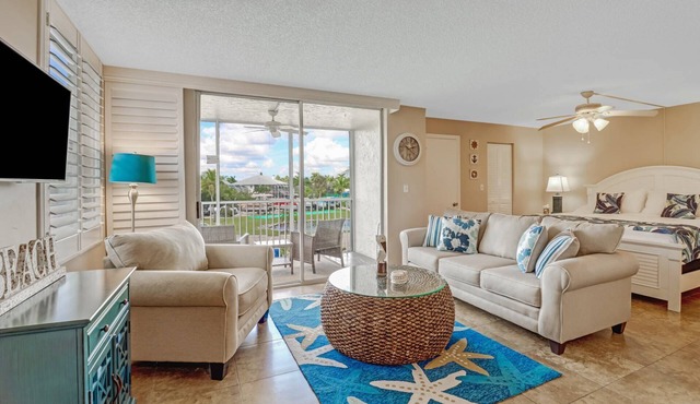 Beautiful Remodeled Studio Condo, Beach Gear, Walk to Beach! WiFi, Over $100 Free Daily Activities!