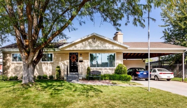 BEAUTIFUL REMODELED HOME. CLOSE TO DOWNTOWN & TO SKI RESORTS