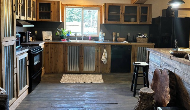 Beautiful remodeled 3-bedroom bunkhouse. Family/Pet friendly. Lots of amenities.